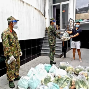 Lúng túng và lung tung: Hàng loạt cách làm không giãn cách, Covid “thừa thắng xông lên”